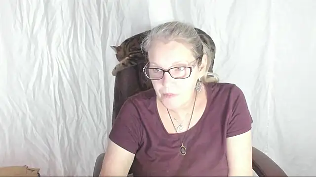 Snapshot of irinamaux chatting on 03.02.25 irinamaux online show from 03.02.25