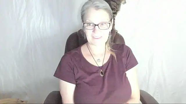Snapshot of irinamaux chatting on 03.02.25 irinamaux online show from 03.02.25