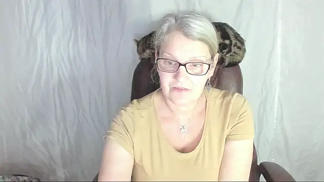 Snapshot of irinamaux chatting on 03.05.25 irinamaux online show from 03.05.25