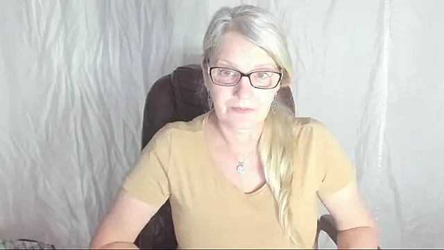 Snapshot of irinamaux chatting on 03.05.25 irinamaux online show from 03.05.25