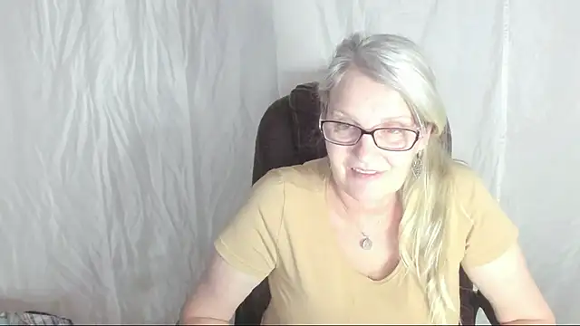 Snapshot of irinamaux chatting on 03.05.25 irinamaux online show from 03.05.25