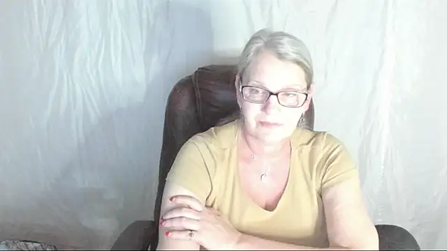 Snapshot of irinamaux chatting on 03.05.25 irinamaux online show from 03.05.25