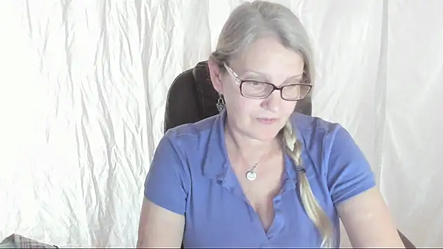 Snapshot of irinamaux chatting on 03.07.25 irinamaux online show from 03.07.25