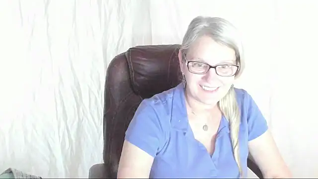 Snapshot of irinamaux chatting on 03.08.25 irinamaux online show from 03.08.25