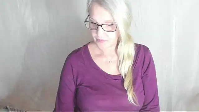 Snapshot of irinamaux chatting on 03.09.25 irinamaux online show from 03.09.25