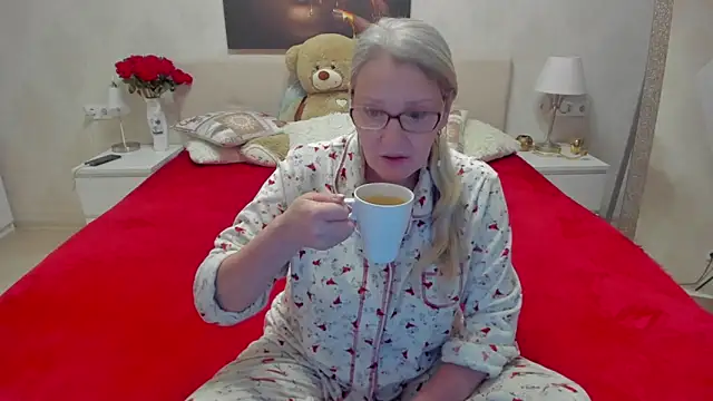 Snapshot of irinamaux chatting on 03.14.25 irinamaux online show from 03.14.25