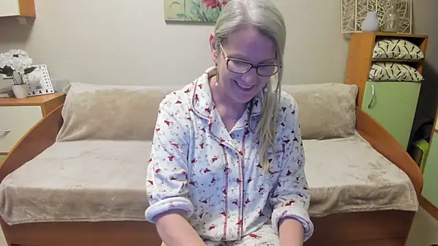 Snapshot of irinamaux chatting on 03.15.25 irinamaux online show from 03.15.25