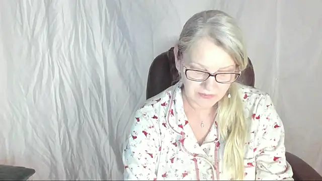 Snapshot of irinamaux chatting on 03.20.25 irinamaux online show from 03.20.25