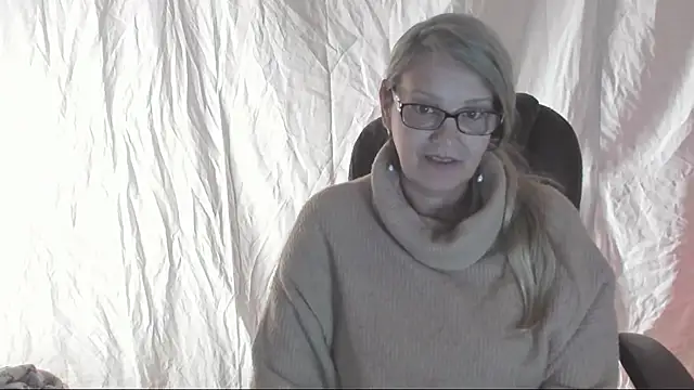 Snapshot of irinamaux chatting on 03.22.25 irinamaux online show from 03.22.25