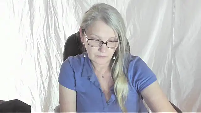 Snapshot of irinamaux chatting on 03.22.25 irinamaux online show from 03.22.25
