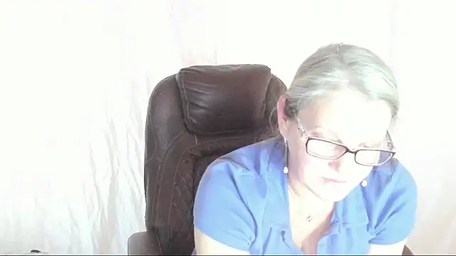 Snapshot of irinamaux chatting on 03.22.25 irinamaux online show from 03.22.25