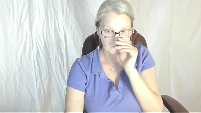 Snapshot of irinamaux chatting on 03.22.25 irinamaux online show from 03.22.25