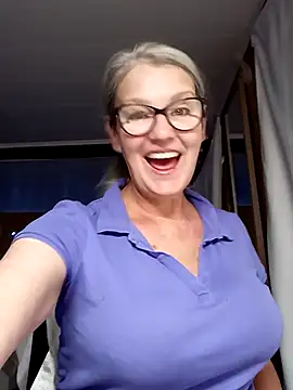Snapshot of irinamaux chatting on 09.10.25 irinamaux online show from 09.10.25