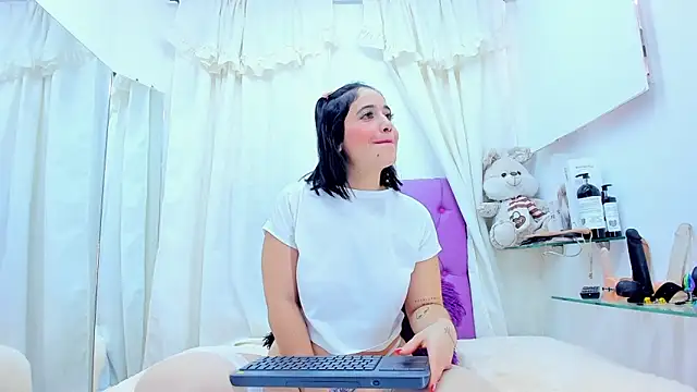 Snapshot of emily_madrid chatting on 01.05.25 emily madrid online show from 01.05.25