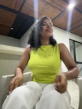 Snapshot of Brunettexio chatting on 12.23.24 Brunettexio online show from 12.23.24