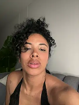 Snapshot of Brunettexio chatting on 02.02.25 Brunettexio online show from 02.02.25