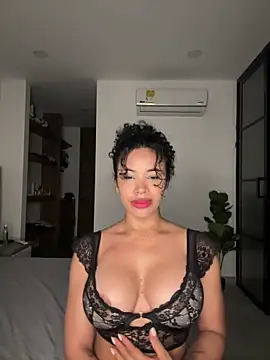 Snapshot of Brunettexio chatting on 02.05.25 Brunettexio online show from 02.05.25