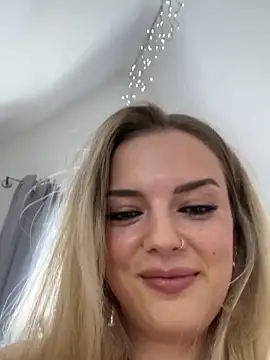 Snapshot of LexyGold chatting on 09.17.25 LexyGold online show from 09.17.25