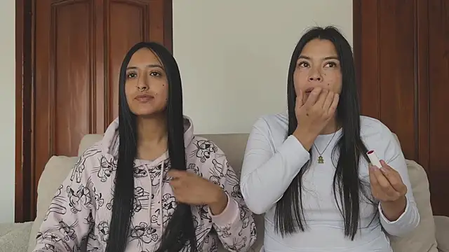 Snapshot of 2SummerLove1 chatting on 10.30.25 2SummerLove1 online show from 10.30.25