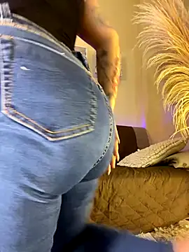 Snapshot of Sweetie_Arianna chatting on 10.01.25 Sweetie Arianna online show from 10.01.25