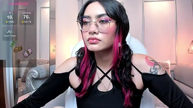 Snapshot of AzuraKindong chatting on 12.18.24 AzuraKindong online show from 12.18.24