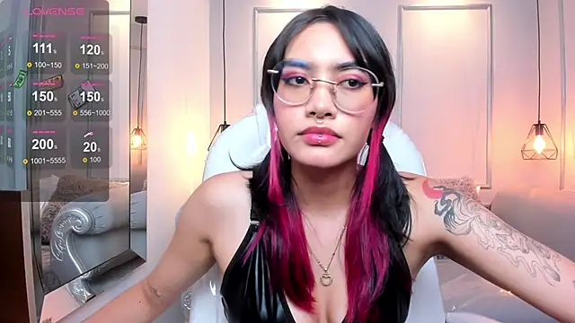 Snapshot of AzuraKindong chatting on 12.26.24 AzuraKindong online show from 12.26.24