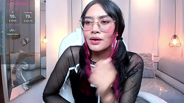 Snapshot of AzuraKindong chatting on 12.28.24 AzuraKindong online show from 12.28.24