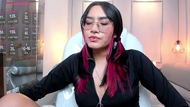Snapshot of AzuraKindong chatting on 01.07.25 AzuraKindong online show from 01.07.25