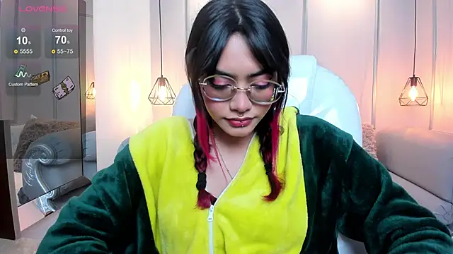Snapshot of AzuraKindong chatting on 01.10.25 AzuraKindong online show from 01.10.25