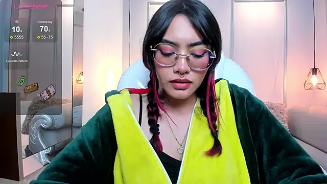Snapshot of AzuraKindong chatting on 01.11.25 AzuraKindong online show from 01.11.25