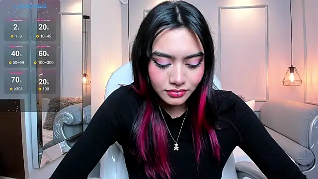 Snapshot of AzuraKindong chatting on 01.28.25 AzuraKindong online show from 01.28.25