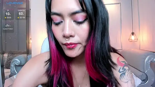 Snapshot of AzuraKindong chatting on 02.04.25 AzuraKindong online show from 02.04.25