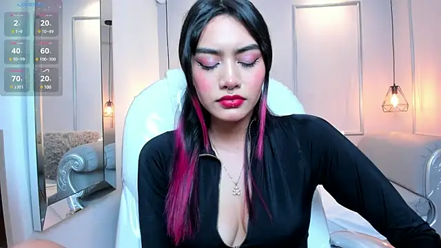 Snapshot of AzuraKindong chatting on 02.08.25 AzuraKindong online show from 02.08.25