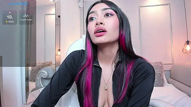 Snapshot of AzuraKindong chatting on 02.18.25 AzuraKindong online show from 02.18.25