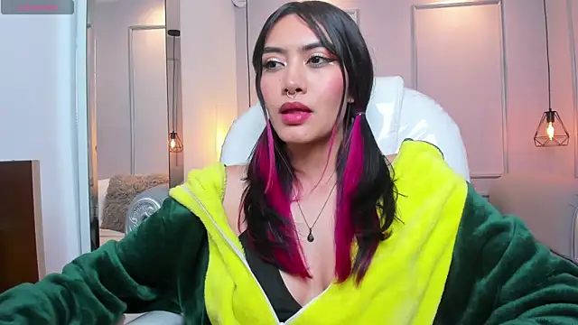 Snapshot of AzuraKindong chatting on 03.11.25 AzuraKindong online show from 03.11.25