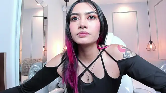 Snapshot of AzuraKindong chatting on 03.18.25 AzuraKindong online show from 03.18.25