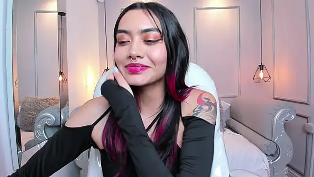 Snapshot of AzuraKindong chatting on 03.19.25 AzuraKindong online show from 03.19.25