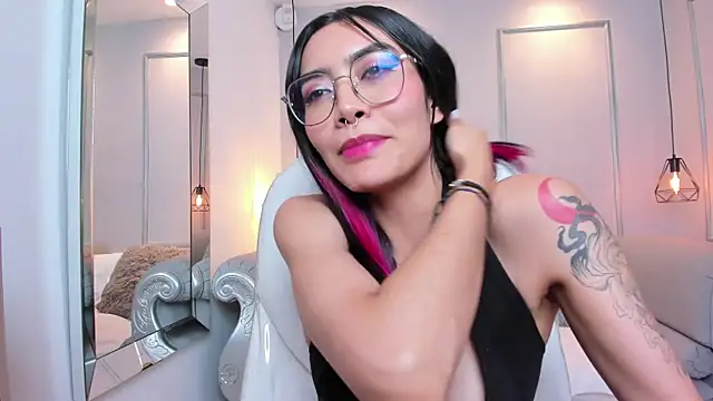 Snapshot of AzuraKindong chatting on 03.20.25 AzuraKindong online show from 03.20.25