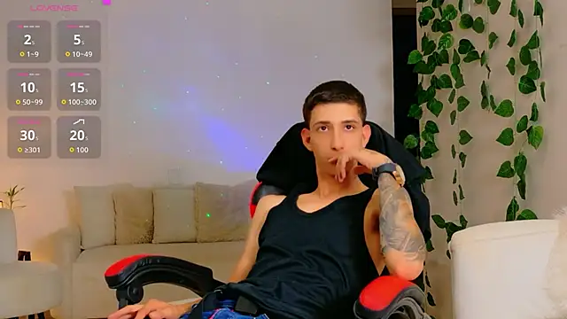 Snapshot of Its_Moi chatting on 10.28.25 Its Moi online show from 10.28.25