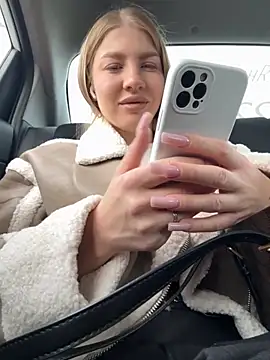 Snapshot of NewLale chatting on 10.11.25 NewLale online show from 10.11.25