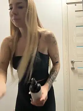 Snapshot of NewLale chatting on 10.30.25 NewLale online show from 10.30.25