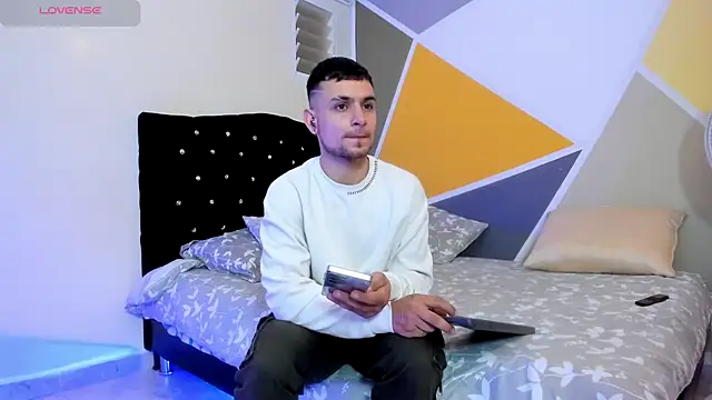 Snapshot of Aron-santoro chatting on 09.20.25 Aron-santoro online show from 09.20.25