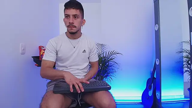 Snapshot of Aron-santoro chatting on 11.07.25 Aron-santoro online show from 11.07.25