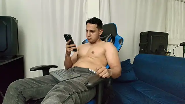 Snapshot of hott_dicks chatting on 07.18.26 hott dicks online show from 07.18.26