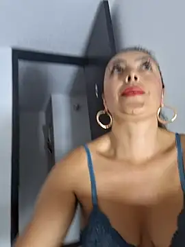 lauramcdowell1 online show from 12.04.24