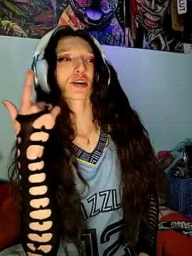 Snapshot of Lucy_cole chatting on 12.25.24 Lucy cole online show from 12.25.24