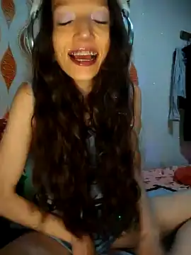 Snapshot of Lucy_cole chatting on 01.07.25 Lucy cole online show from 01.07.25