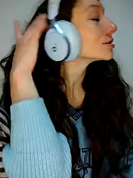 Snapshot of Lucy_cole chatting on 01.08.25 Lucy cole online show from 01.08.25