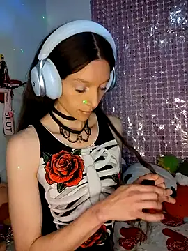 Snapshot of Lucy_cole chatting on 01.12.25 Lucy cole online show from 01.12.25