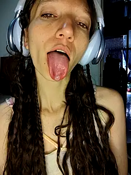 Snapshot of Lucy_cole chatting on 02.07.25 Lucy cole online show from 02.07.25